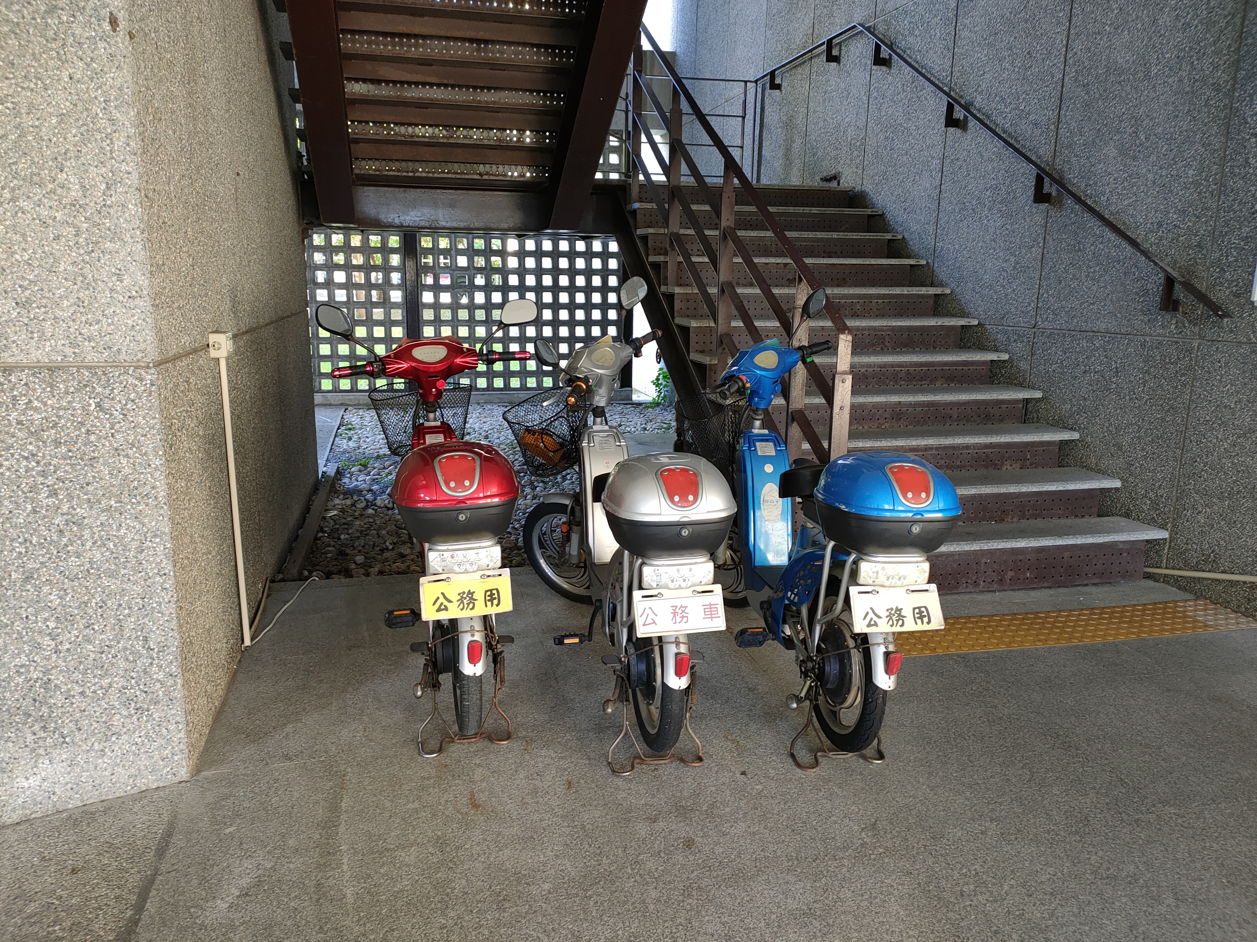 電動機車及充電站